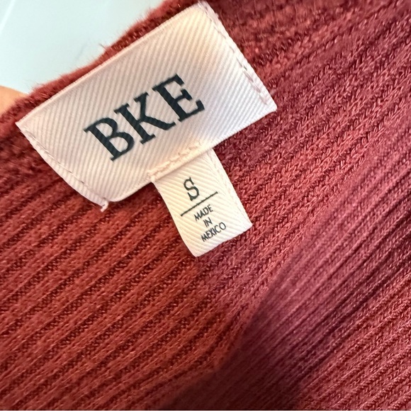 BKE Buckle Brushed Knit Ribbed Turtleneck Red Rust Color Size Small Open Back - Picture 7 of 11